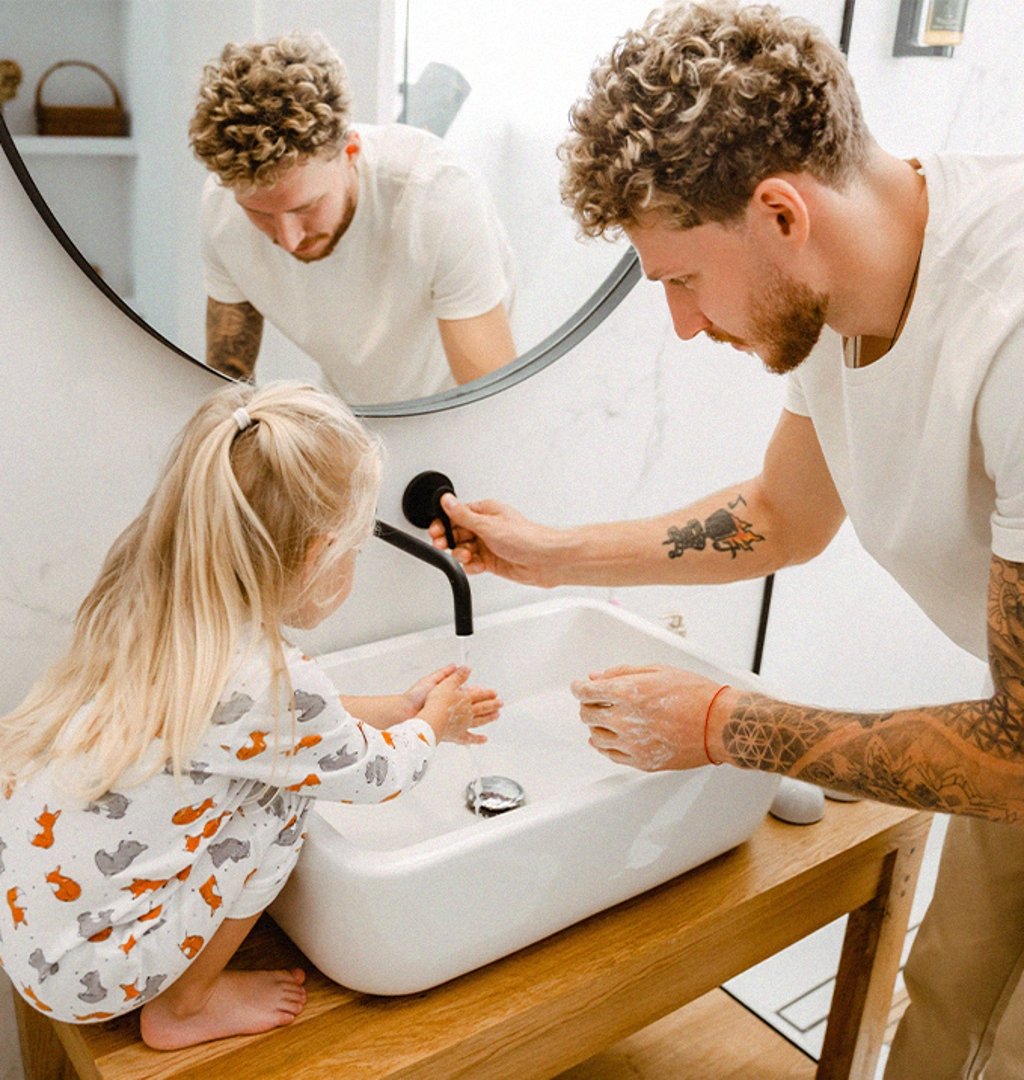 Dad-daughter-sink