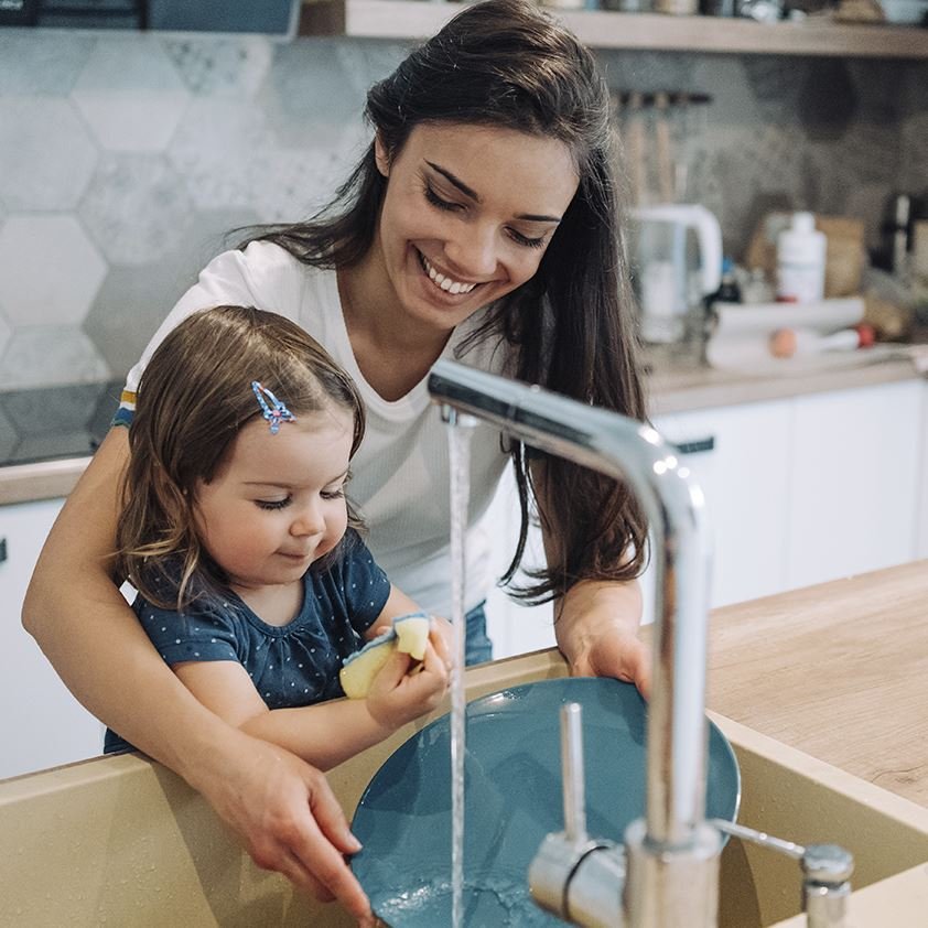 mom-daughter-using-faucet